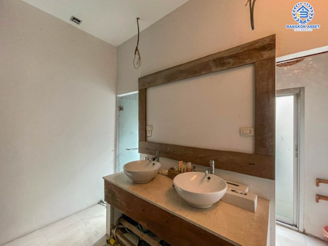 *****บ้านเดี่ยวมือสอง ม. ซอย พหลโยธิน56 พหลโยธิน บ้านเดี่ยวหลังใหญ่ ภายในตกแต่งหรูหรา สวยมาก  บนเนื้อที่เยอะถึง 98.60 ตร.ว.  3 ห้องนอน 3 ห้องน้ำ 2 ที่จอดรถ ภายในบรรยากาศร่มรื่นมีความเป็นส่วนตัวมาก พร้อมมีสระน้ำในตัว  บนพื้นที่กว่า 316 ตร.ม บนทำเลที่ดี เชื่อมต่อถนน พหลโยธิน, ลำลูกกา, วิภาวดี-รังสิต เดินทางสะดวกใกล้รถไฟฟ้า สถานี "แยก คปอ, คูคต"